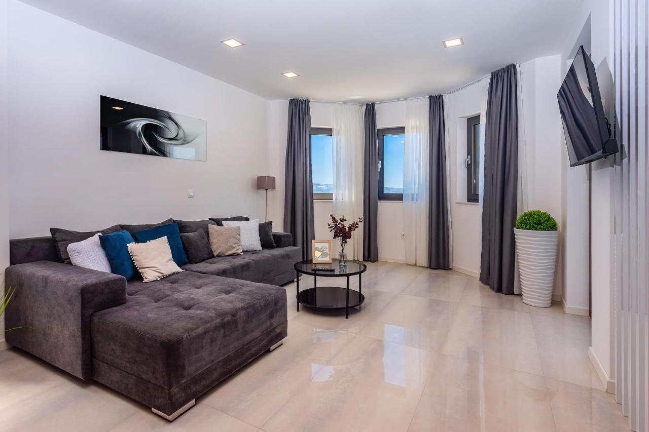 Villa Belvedere With Heated Pool, Billiards, Media Room, Sea Views,10 Pax Omis Exterior photo
