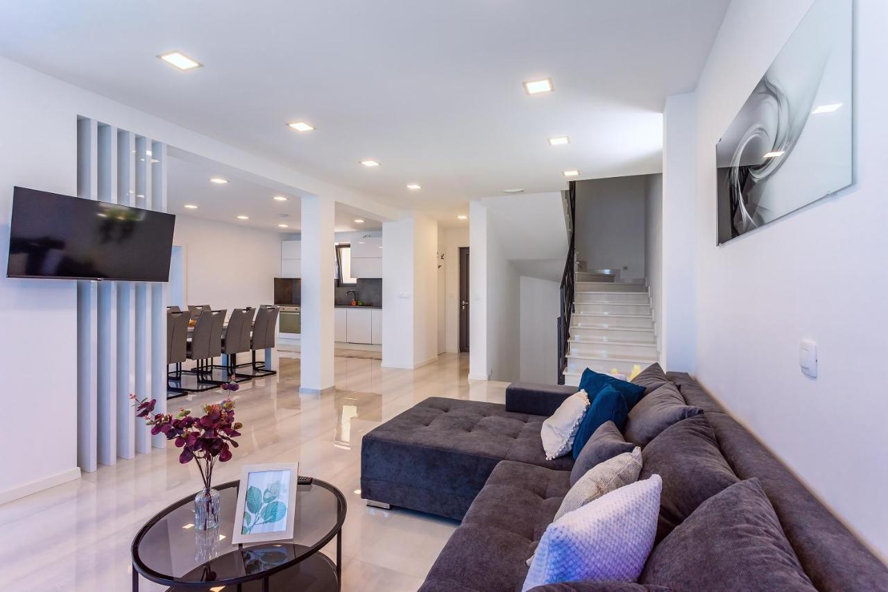 Villa Belvedere With Heated Pool, Billiards, Media Room, Sea Views,10 Pax Omis Exterior photo
